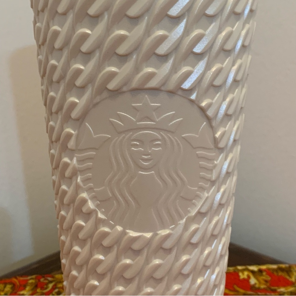 *NWT* Starbucks 24 oz Matte Cream Sheen Cable Knit Venti Tumbler - Fall 2025 - Picture 2 of 6